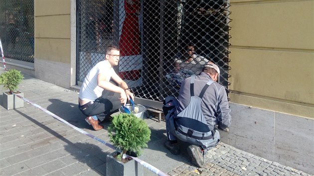 Klenotnictví v centru Brna brzy ráno vykradli čtyři maskovaní muži, kteří s pomocí auta vytrhli mříž. Na snímku probíhá úklid střepů z rozbitých dveří.