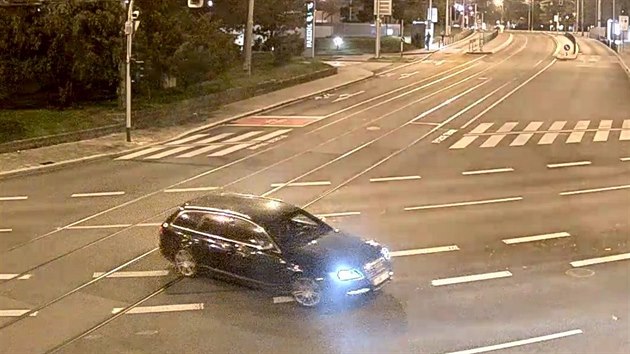 Čtyři muži v černém Audi A6 vyloupili brzy ráno brněnské klenotnictví. Policie žádá svědky o informace o pohybu auta.