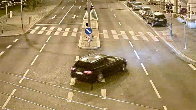 Čtyři muži v černém Audi A6 vyloupili brzy ráno brněnské klenotnictví. Policie žádá svědky o informace o pohybu auta.