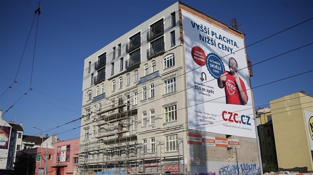 Krabicov� n�stavba s balkony, posazen� na budov� v brn�nsk� K�enov� ulici z p�elomu 19. a 20. stolet�, �adu lid� po��dn� na�tvala.