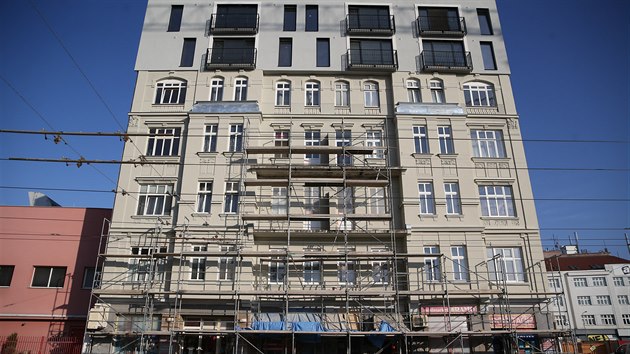 Krabicová nástavba s balkony, posazená na budově v brněnské Křenové ulici z přelomu 19. a 20. století, řadu lidí pořádně naštvala.