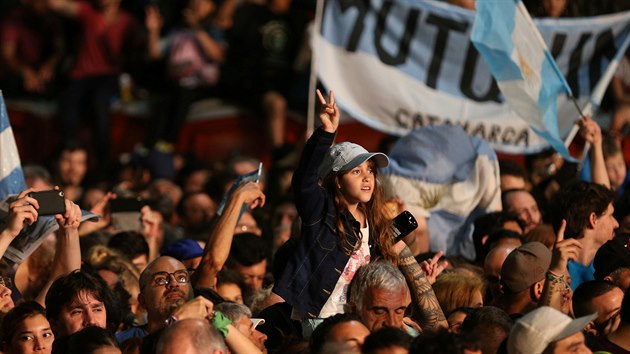 Opozin levicov politik Alberto Fernndez vyhrl volby a stv se novm argentinskm prezidentem. Na snmku jeho podporovatel slav vtzstv (27. jna 2019).