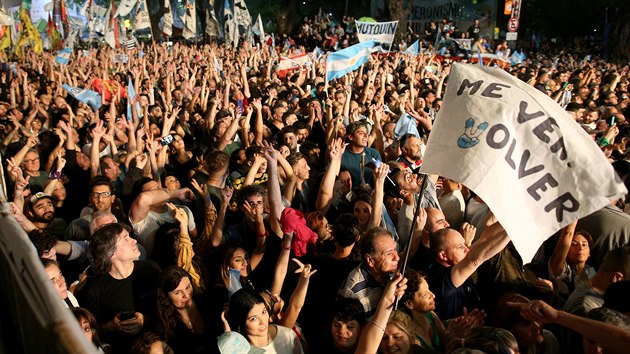 Opozi�n� levicov� politik Alberto Fern�ndez vyhr�l volby a st�v� se nov�m argentinsk�m prezidentem. Na sn�mku jeho podporovatel� slav� v�t�zstv� (27. ��jna 2019).