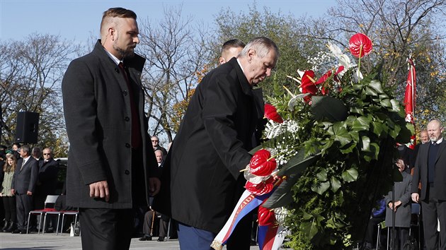 Pietn akt u Nrodnho pamtnku na Vtkov u pleitosti oslav 101 let od zaloen Republiky. Prezident Milo Zeman poloil u hrobu neznmho vojna vnec (28. jna 2019).