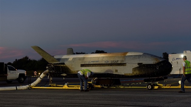 Raketopln X-37B po pistn 27.10.2019.