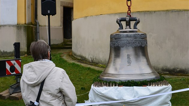 Věž kostela v Čisté u Litomyšle se v neděli po více než 100 letech dočkal zcela nového zvonu. Téměř dvoutunový zvon sv. Mikuláše a Madony se vrací na místo původně zrekvírovaného z iniciativy zdejších zvoníků.
