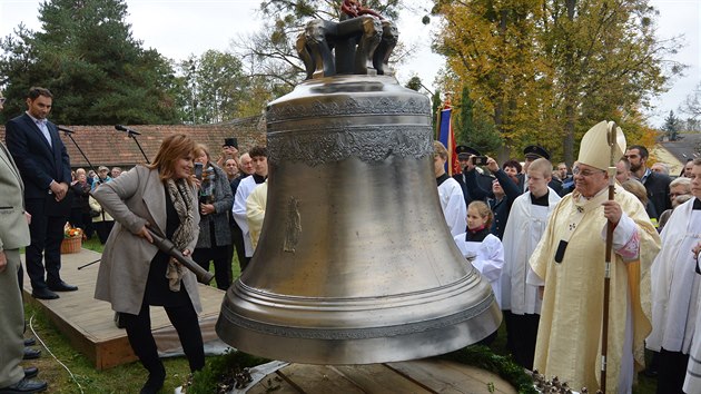 Kostel v Čisté u Litomyšle se v neděli po více než 100 letech dočkal nového zvonu. Zvon vysvětil kardinál Dominik Duka, vlevo zvonařka Leticie Vránová-Dytrychová.