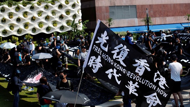 V Hongkongu se uskutenil dal protest. Clem pochodu byla eleznin stanice slouc jako hlavn dopravn uzel pro spoje s pevninskou nou. (20.jna 2019)