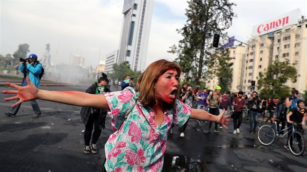 Protesty v metropoli Chile proti zdraen jzdenek. Demonstrantka ki. (19. jna 2019)