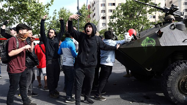 Protesty v metropoli Chile proti zdraen jzdenek na metro doprovzely nsilnosti. Demonstranti se stavli do cesty vozidel podkovch sil. (19. jna 2019)