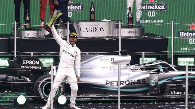 Lewis Hamilton slavil triumf v Mexiku se svou formul na pdiu.