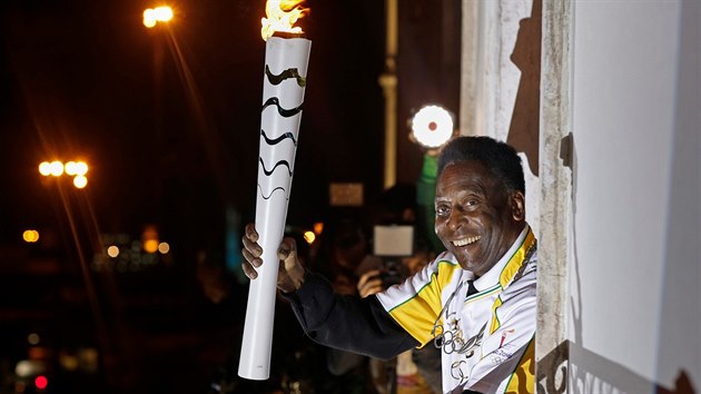 Pelé s olympijskou pochodní při zahájení olympiády v Riu 2016