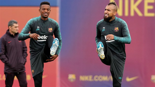 Nelson Semedo a Arturo Vidal na poslednm trninku Barcelony ped cestou k zpasu Ligy mistr do Prahy. Barcelona se den ped utknm pipravovala doma v trninkovm centru Joana Gampera, v Praze trnovat nebude.