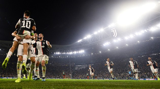 Fotbalist Juventusu pibhaj k Paulu Dybalovi, kter v utkn Ligy mistr proti Lokomotivu dal dva gly.
