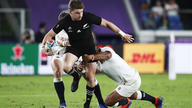 Novozlandsk zadk Beauden Barrett v akci v semifinle MS proti Anglii.