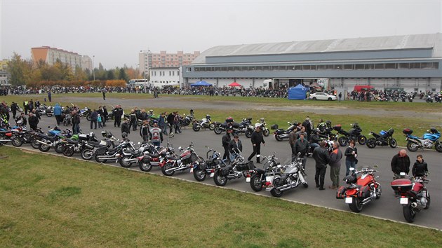 Při svém srazu motorkáři zcela zaplnili víceúčelový ovál u zimního stadionu ve Žďáře nad Sázavou.