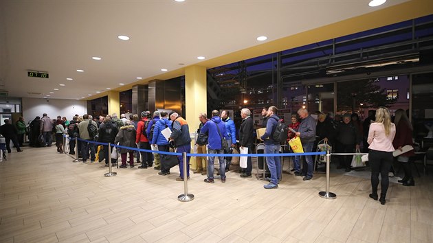 Na podání žádosti o kotlíkové dotace čekali lidé v Jihlavě celou noc