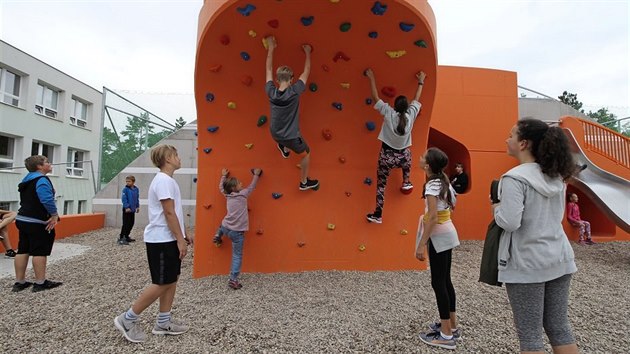 Nov sportovit zskala 4. Z ve e. Krom ovlu a hit na mov sporty m i lezeckou stnu.