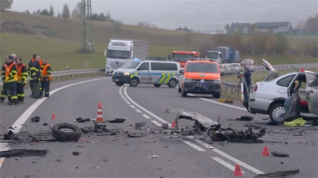 Stet auta s popeli nepeily ena a dt, druh zemelo ve vrtulnku