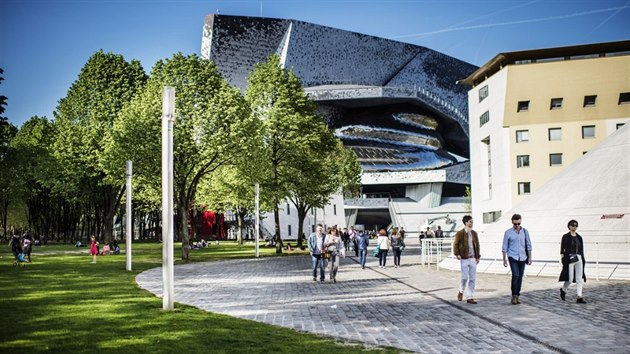 Pohled na paskou filharmonii Parc de la Villette zvnjku