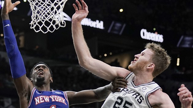 Bobby Portis (vlevo) z New Yorku v podkoovm souboji s Jakobem Pltlem ze San Antonia.