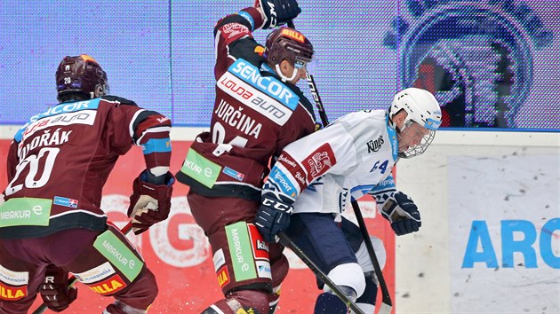 Plzeňský hokejista Jakub Pour (vpravo) se snaží vymanit z bránění v podání Milana Jurčiny ze Sparty.