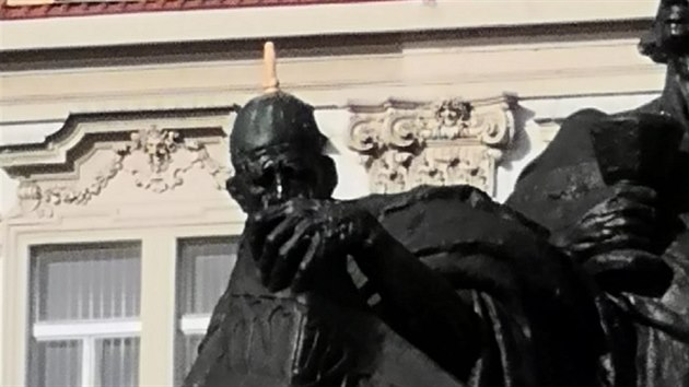 Brit pilepil uml penis na pomnk Jana Husa v Praze. (28.10.2019)