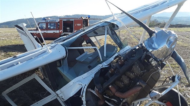 Na letiti v Mikulovicch na Jesenicku havarovalo bhem pistn mal letadlo, pilot vyvzl s lehkmi zrannmi.