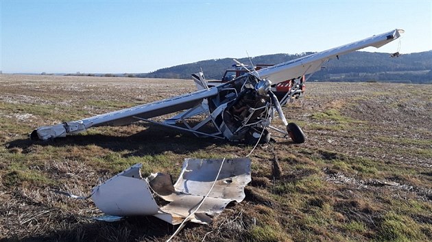 Na letiti v Mikulovicch na Jesenicku havarovalo bhem pistn mal letadlo, pilot vyvzl s lehkmi zrannmi.