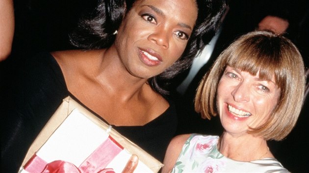 Anna Wintour svou image nemn u destky let. Na snmku z roku 1997 s modertorkou Oprah Winfreyovou.