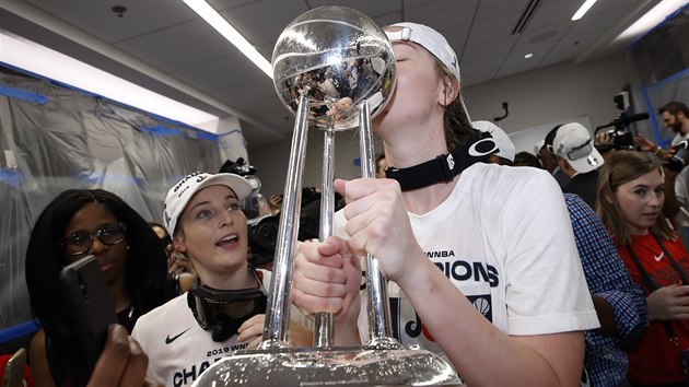 Emma Meessemanov z Washington Mystics lb trofej pro vtzky WNBA.