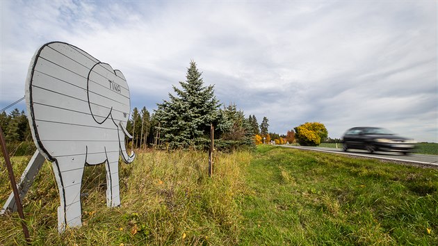 Místo rozebraného plechového slona u silnice do Trutnova někdo postavil nového ze dřeva.