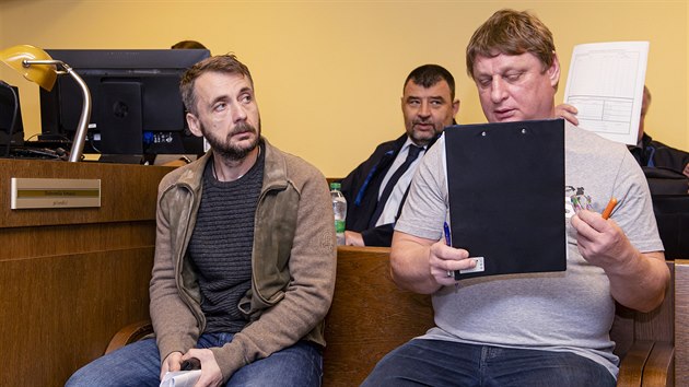 Obžalovaní Boris Anatolij Volf a Martin Bakeš (vpředu zleva) u Krajského soudu v Hradci Králové.