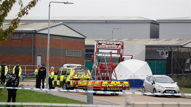 Britská policie zasahuje v průmyslovém komplexu ve městě Grays, kde byl nalezen kamion s 39 mrtvolami ukrytými v návěsu. (23. října 2019)