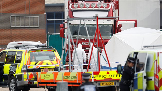 Britská policie zasahuje v průmyslovém komplexu ve městě Grays, kde byl nalezen kamion s 39 mrtvolami ukrytými v návěsu. (23. října 2019)