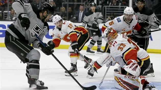 Ane Kopitar z Los Angeles ped Davidem Rittichem v brance Calgary.