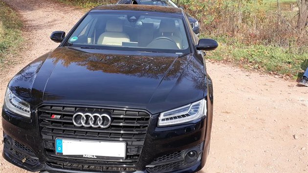Muž převážel kradené luxusní auto, před celníky ve Zlaté Olešnici se snažil uprchnout (22. 10. 2019).
