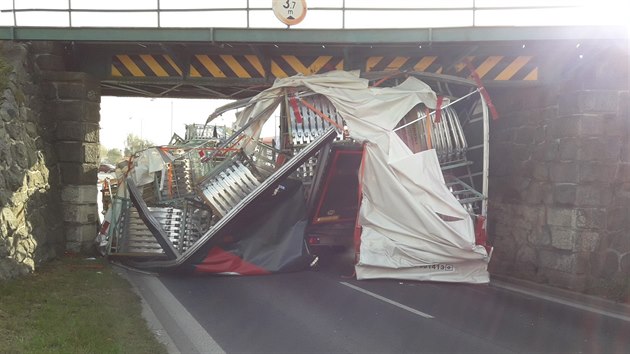 Řidič nákladního vozidla nerespektoval dopravní značení a v Klatovech narazil do železničního viaduktu.