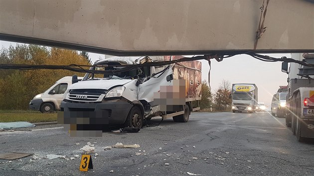 Dodávka se ráno střetla s nákladním vozem, který převážel nadměrný náklad. Šofér dodávky utrpěl středně těžké zranění. (25. 10. 2019)