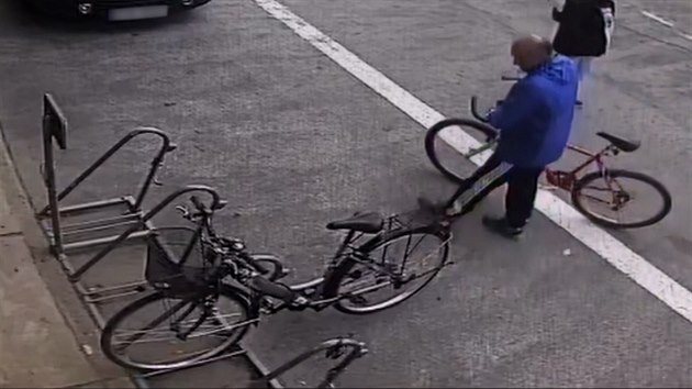 Neznm mu ukradl u lzn erven kolo. Pokud jej poznte, mli byste informovat policii.