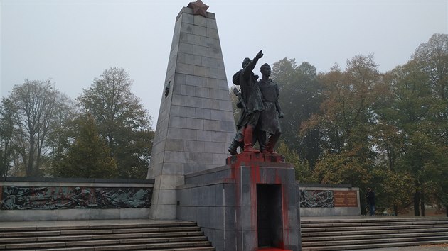 Už v roce 2019 poničili vandalové Památník Rudé armády v Ostravě.