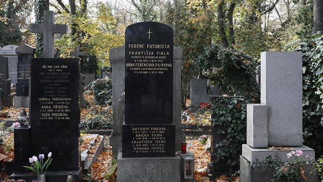 Hrob herce Ference Futuristy a jeho rodiny na hbitov Malvazinky (Praha, 25. jna 2019)