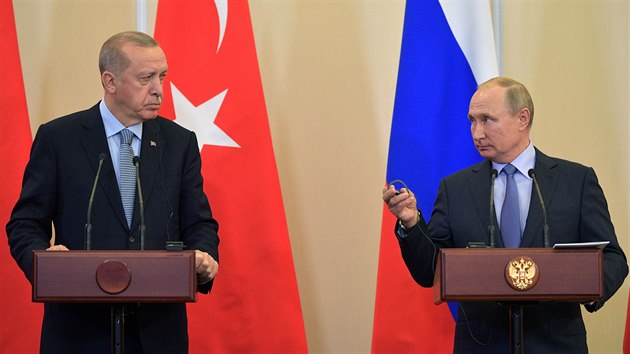 Tureck prezident Recep Tayyip Erdogan (vlevo) a rusk prezident Vladimir Putin na tiskov konferenci po jednn v Soi (22. jna 2019)