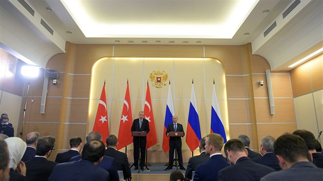 Tureck prezident Recep Tayyip Erdogan (vlevo) a rusk prezident Vladimir Putin na tiskov konferenci po jednn v Soi (22. jna 2019)
