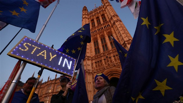 Odpůrci brexitu demonstrovali před britským parlamentem. (22. října 2019)