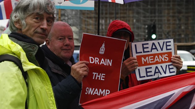 Před britským parlamentem demonstrovali příznivci brexitu. (22. října 2019)