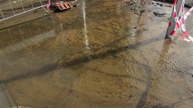 Hav�rie vody v ulici Bud�jovick�. (25. ��jna 2019)