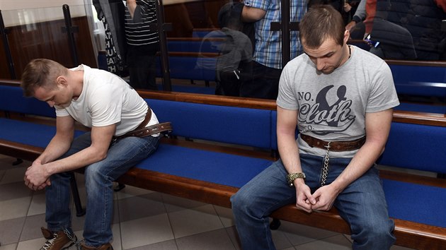 Odsouzený David Šindler (vlevo) má jít za vraždu čerpadlářky u Nelahozevsi do vězení na 19 let. Ivana Hollitzera (vpravo), který je obžalován z loupeže, potrestal soud čtyřmi roky vězení.