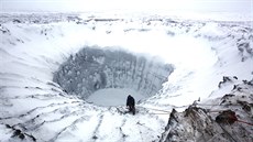 Kráter na ruském poloostrově Jamal, který v tajícím permafrostu prorazil metan...