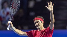 Roger Federer mává fanoukm po prvním kole na turnaji v Basileji.